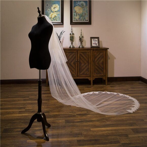 Cathedral-length Wedding Veil With Lace Appliqué - Picture 3 of 5